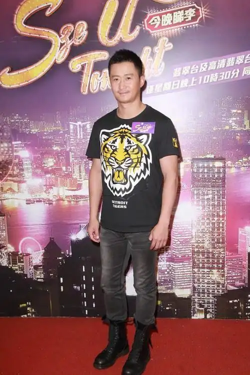 吴京虽然气势挺强的但是不化妆看着有点嫩眉毛太淡不霸气