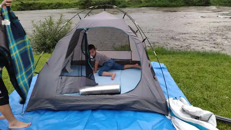 娃儿一起支帐篷