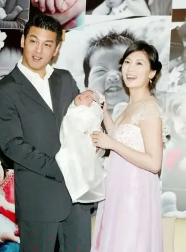 贾静雯和孙志浩昔日幸福热吻甜蜜照(组图)