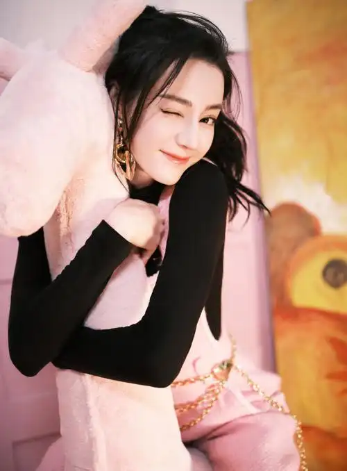 又被圈粉了迪丽热巴穿粉背带裤甜酷可爱元气足