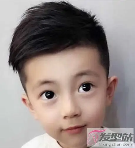 男童剃鬓角短发发型酷炫利落从小帅到大