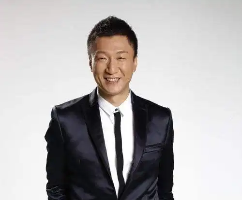 孙红雷妻子时隔多年再晒女儿近况,海边玩耍双马尾背影超可爱