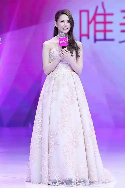 周杰伦的眼光真挺好昆凌身穿灰色礼服优雅端庄真有气质