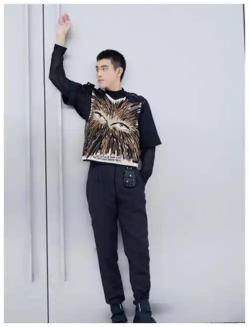 陈飞宇下半身是穿着黑色修身运动裤,裤腿扎脚的设计.