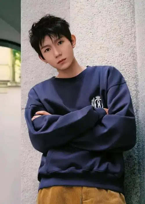 这个人叫王源,是美国伯克利大学的 tfboys成员.你对他在伯克利周围的