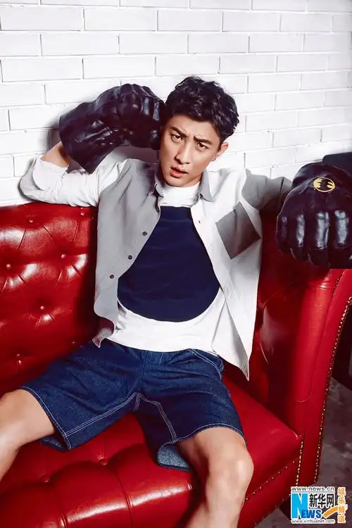 大左登杂志封面大展活力青春范儿 坦言享受工作带来的快乐收获