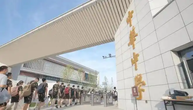 中华中学雨花新校区启动新星一身戎装耀目登场