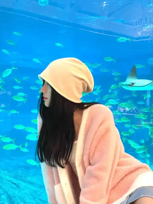 鞠婧祎晒海边湿发氛围感写真 清纯冷艳俏皮可爱