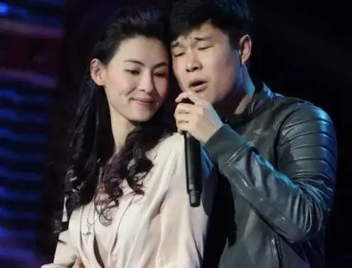 张柏芝演出时扣子崩开有谁注意到小沈阳的反应太机制了