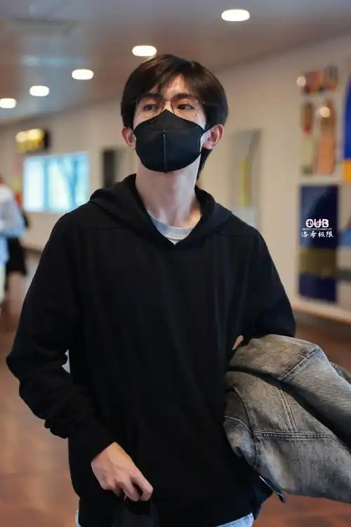 易烊千玺机场图##易烊千玺出发日内瓦##易烊千玺电影小小的我##易烊