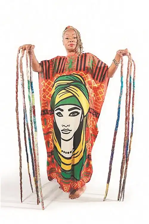 美国女子双手指甲长12米创吉尼斯纪录