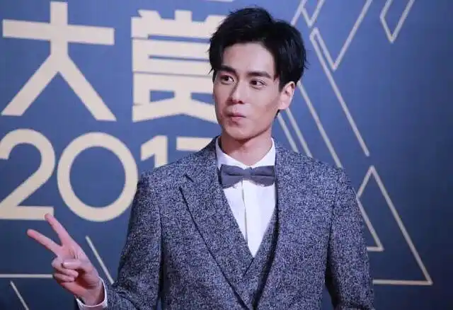 胡一天亮相星光大赏,像不像彭于晏