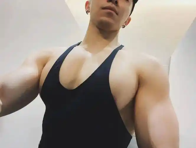 若现的鲨鱼线空隙中还能看见衣服被饱满的胸肌撑起从侧面看▼下胸厚实