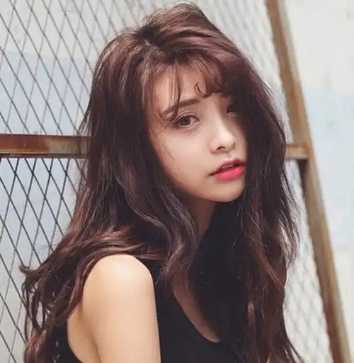 不得不提卷发!卷发本身就是一种凌乱的美,微微卷翘的头发慵懒而迷人!