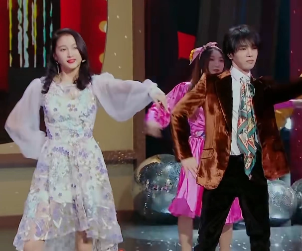 关晓彤和华晨宇牵手跳舞两人相视一笑画面超甜cp感超鹿晗