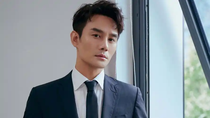 王凯黑色暗格西装夹克时尚写真