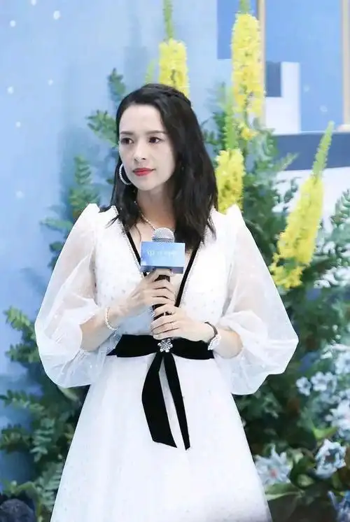 章子怡今日活动造型,一袭白色深v白色长裙,搭配披肩长发,白天鹅造型