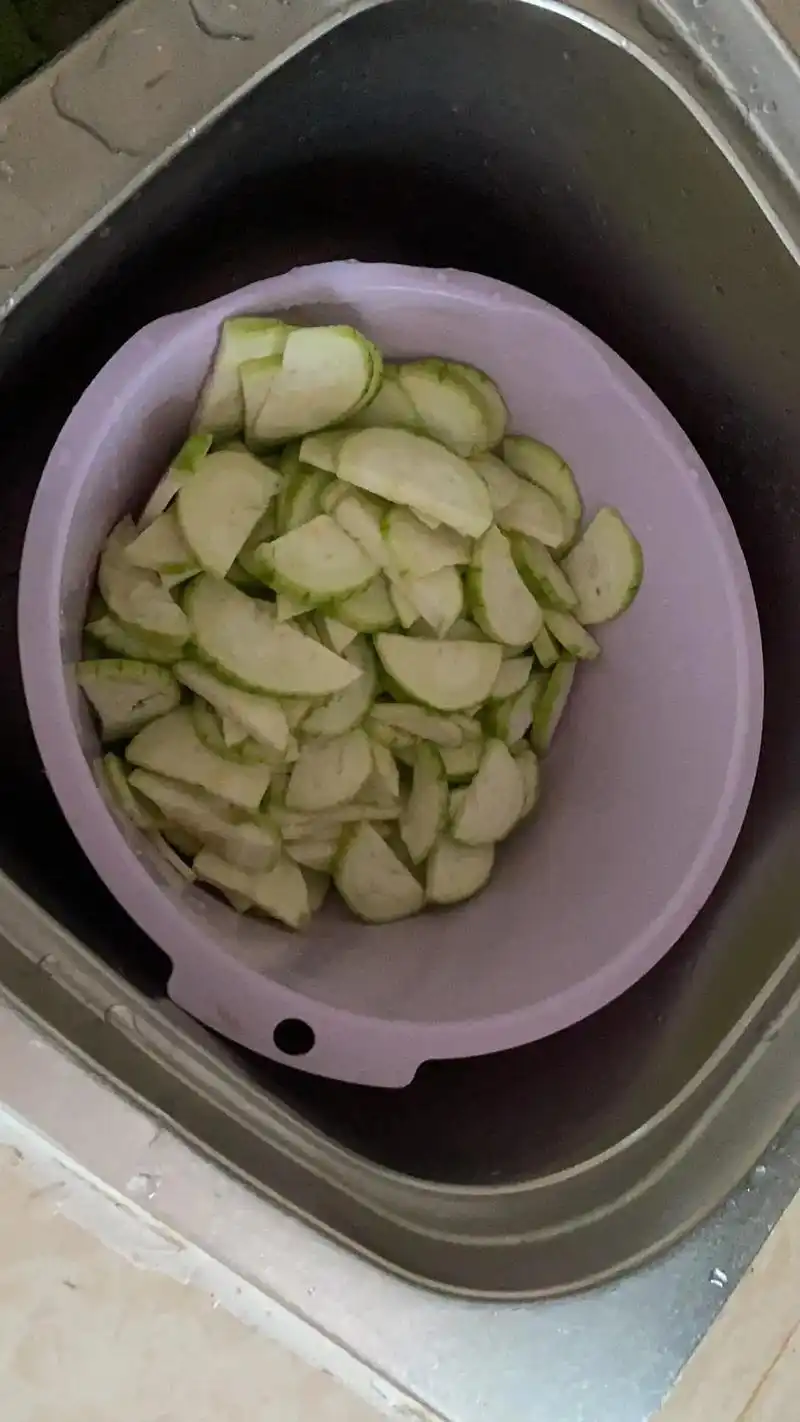 1:丝瓜切小片. 2:加盐,胡椒粉,大户人家打两个 - 抖音