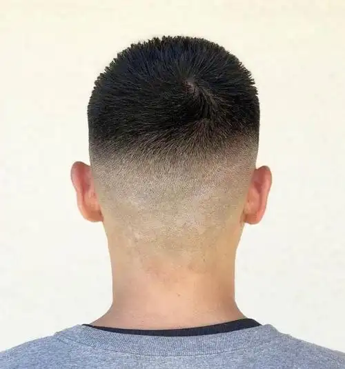 今年很流行的铲青短发推荐,四周都采用渐变铲青的处理,使得整个发型