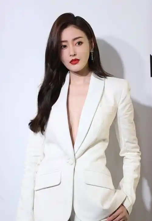 张天爱"时尚"穿西装真够大胆,看着气势挺足,但一般人真不敢试_廓形