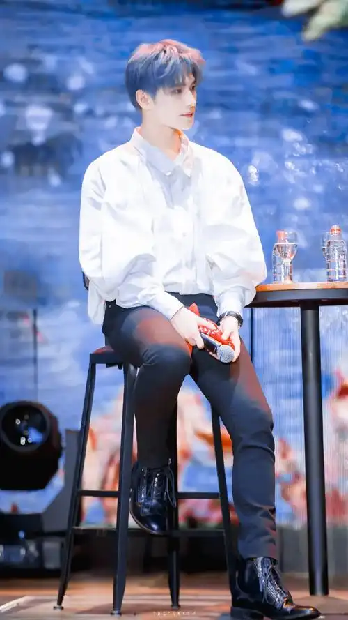 听说有人想看杨洋蓝发照片#杨洋  - 抖音