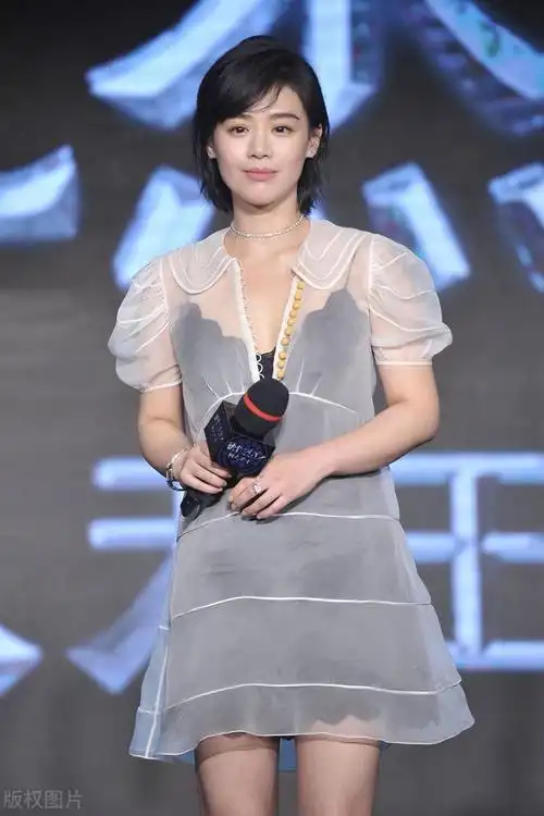 马思纯穿衣真大胆浅蓝色吊带裙挑战大领口好气质真迷人