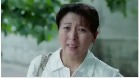 儿子从医院离开,老母亲着急寻找,救下差点命丧车下的儿子-电视剧-高清