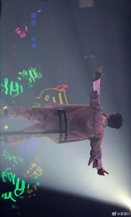 黄明昊超话#黄明昊图片#分享背影图片这是背影杀手吗?这么帅