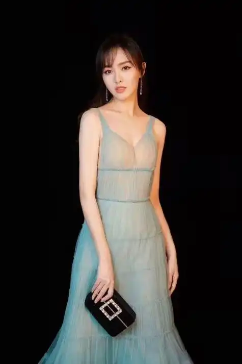 唐嫣昨晚芭莎红毯的礼服是自己改过领口的