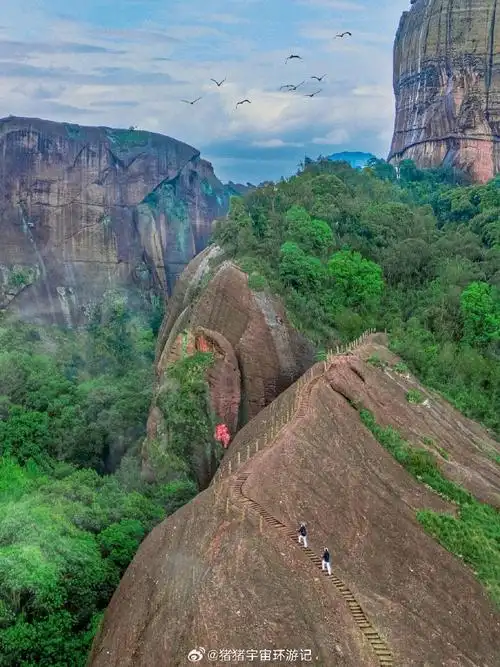江西龟峰    提起江西,我的第一反应是名山很多!
