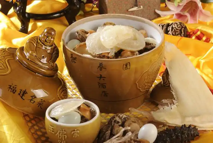 下厨,别出心裁地把鸡,鸭,猪肉和几种海鲜,一起装入酒坛煨制了一道大菜