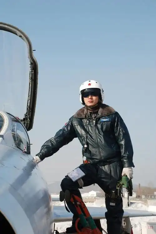 太空,看惯了穿航天服的航天员,想知道穿空军军装的他们是什么样子吗?