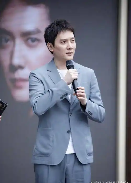 冯绍峰当爸后公开亮相,40岁的他略显老态,但忙赚奶粉钱状态不错_角色