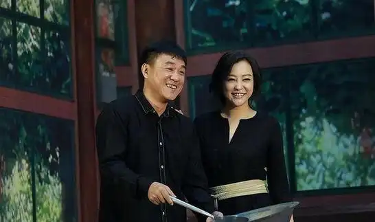 演员何冰为何结婚几十年零绯闻看看妻子是谁你就知道了