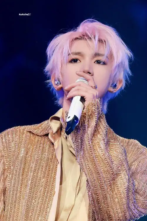 王源客厅狂欢巡演##王源看到了穿婚纱来的粉丝##王源预告过了一个