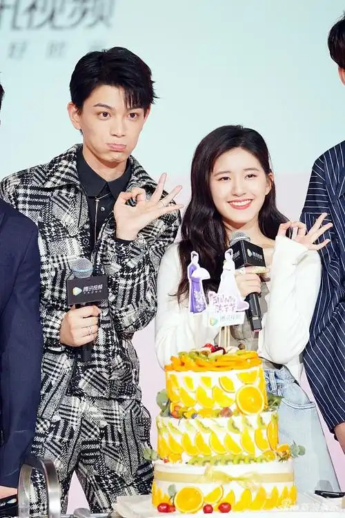 赵露思穿小短裙笑容甜美与丁禹兮对视互动甜化人心