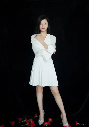 杨子姗厉害了,西装下面穿百褶裙干练又甜美,看了也想这样穿