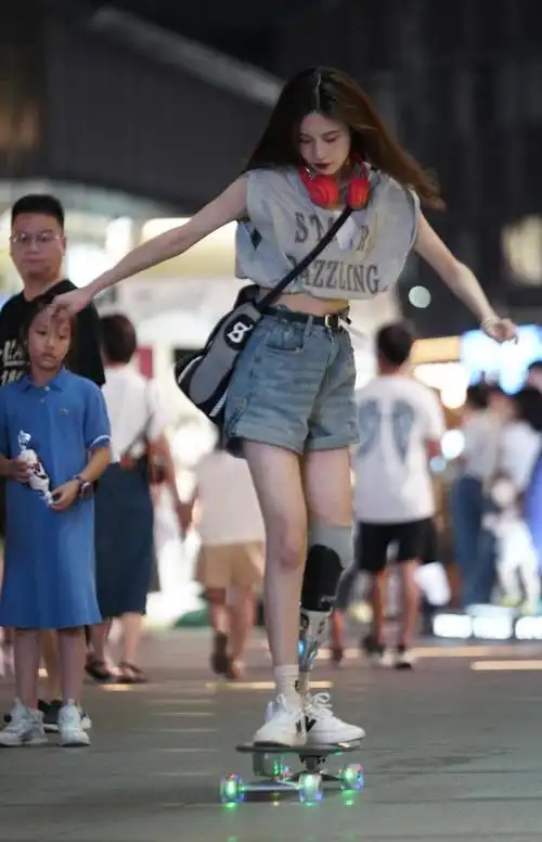 义肢女孩玩滑板:去跑,去跳,去尝试人生的各种可能