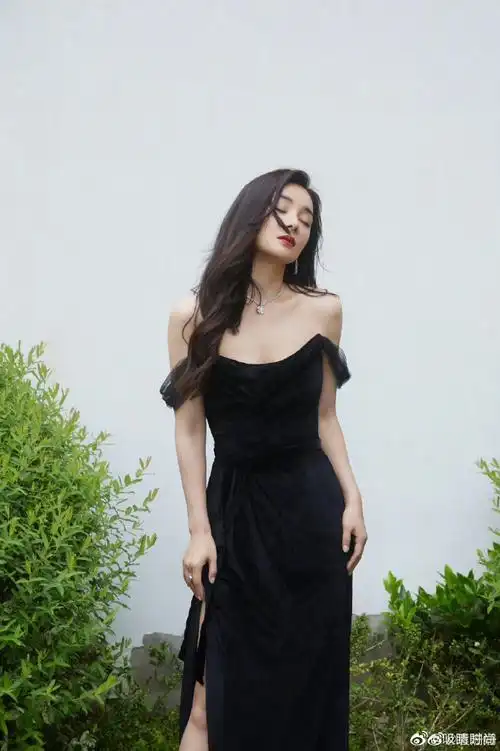 袁姗姗一字肩高开叉礼服