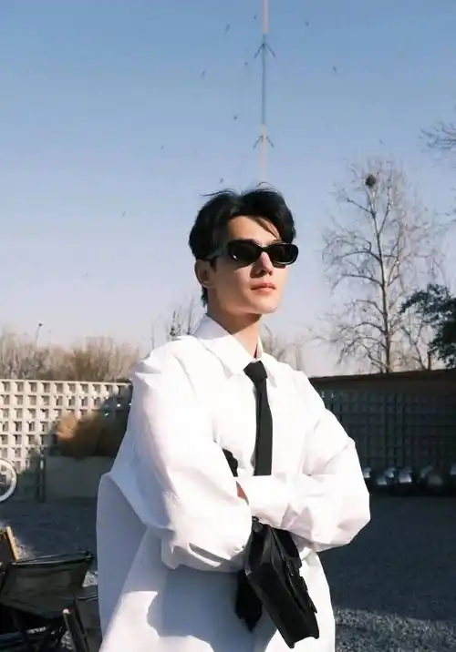 今日热点贾士凯陪杨洋去医院复诊陈哲远冷脸指代拍