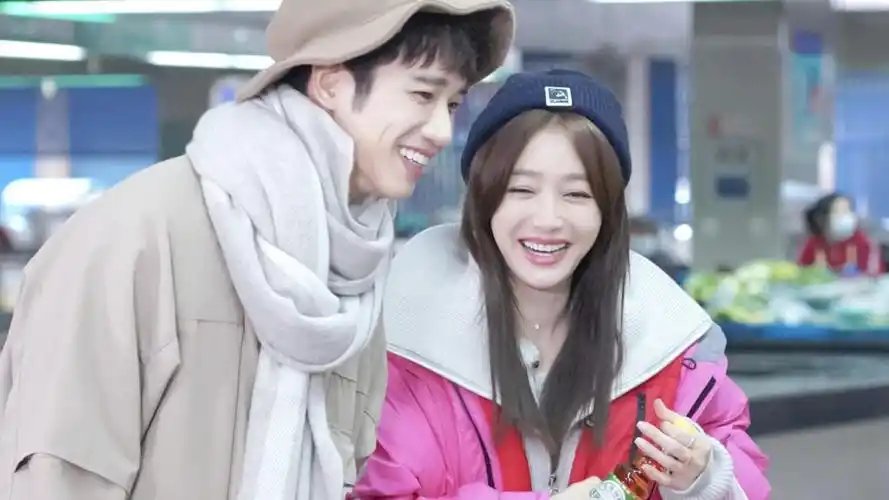 平行时空遇见你花絮秦岚刘以豪逛菜市场配合超默契