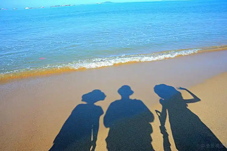 沙滩上一家三口的影子_高清图片_全景视觉