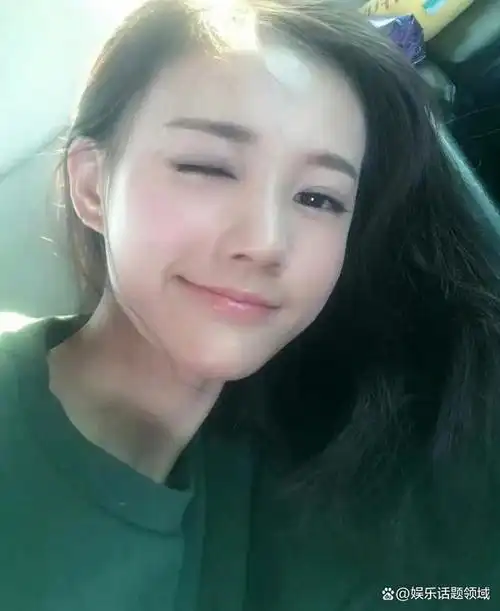 李一桐早期的照片,像小鹿一样古灵精怪又很温柔.