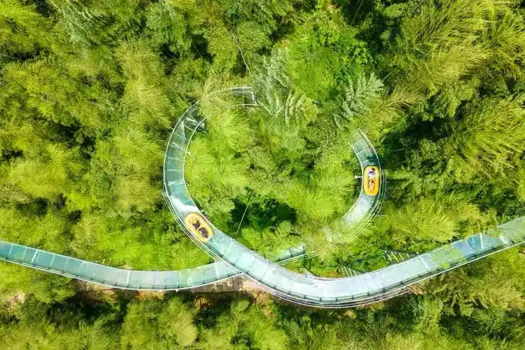 安吉在玻璃栈道上的漂流你玩过吗