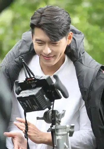 玄彬颜值真能打,37岁还帅气似欧巴,用脸蛋消化所有的基础款单品