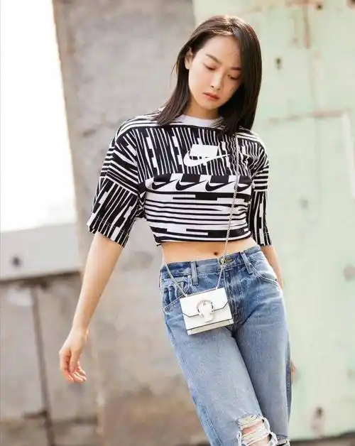 露西装对于有马甲线的小仙女们来说,更是一件难得能充分秀出小蛮腰的