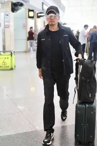 张涵予肌肉线条突出,硬汉身材惹眼张扬,穿休闲裤更有随性范_裤子