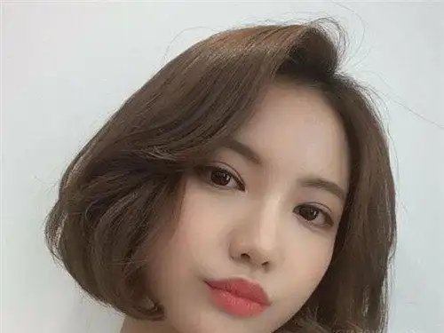 好看的女生短发发型 斜刘海有未来都市质感-图6