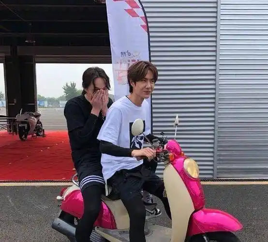 坐在王一博车后的人找到了,看到他的脸后,网友:我酸了_肖战_机车_陈情