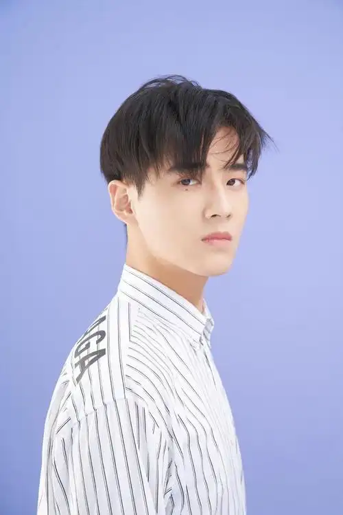 一起来看男星们的文艺范,空气刘海与条纹衫绝配,文艺气质满满